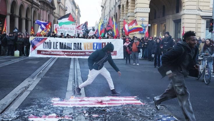 Bologna, corteo dei collettivi per il Venezuela: “Liberate Maduro”