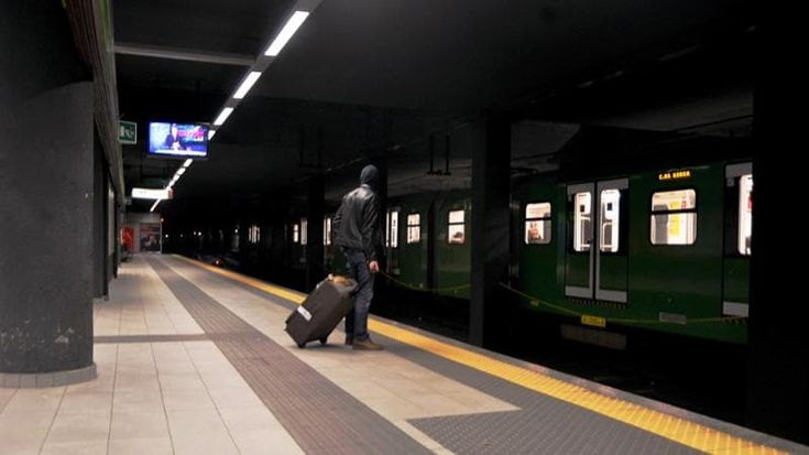 Sfila dalla borsa di un turista 14 mila euro in metropolitana Centrale a Milano: la vittima la blocca ma non ritrova tutto il denaro