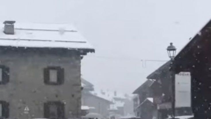Maltempo in Lombardia, bufera di neve a Livigno: chiuso Passo Forcola. Allerta gialla per rischio idrogeologico su parte della Regione