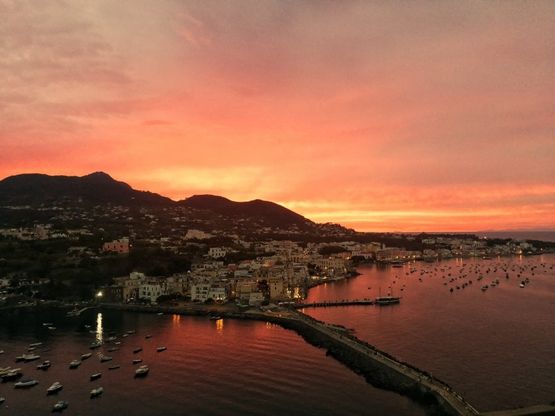 Ischia si tinge di rosso: il tramonto sull'isola è mozzafiato