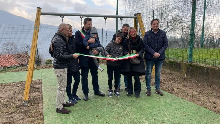 La piccola Lucia inaugura il primo parco giochi a borgata Foresto a Borgosesia, nel Vercellese