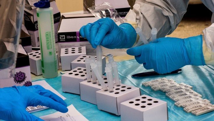 Boom di tamponi, Ausl Parma: se il test fai da te è positivo chiamare il medico di famiglia