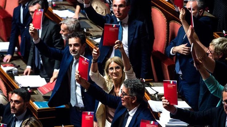 Sì al premierato, ora l’Autonomia. Meloni esulta: “Un primo passo”. L’opposizione riempie la piazza