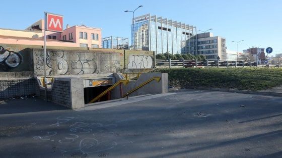 Violenze sessuali, 17enne aggredita vicino al metrò riesce a scappare: in ospedale a Milano