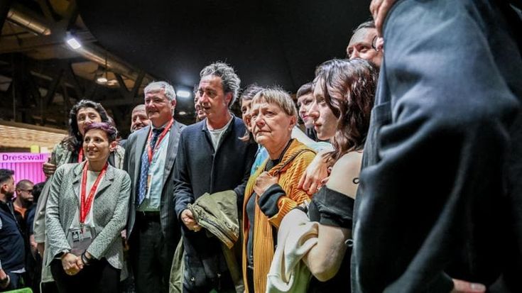 Il Salone del Mobile spalanca le porte, selfie tra divani e arredi: “Come sognare a occhi aperti”