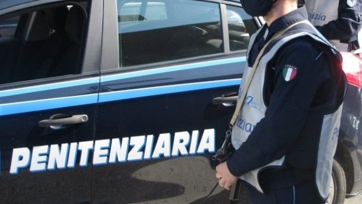 SI accende una sigaretta prima del processo, detenuto malmenato da un agente