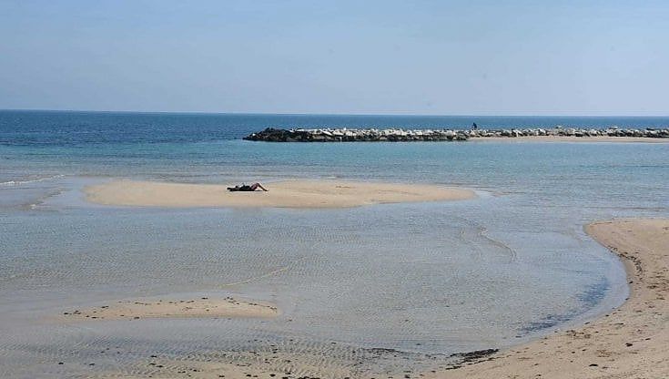Bari, sorpresa sulla spiaggia di Pane e Pomodoro: spunta un'isoletta. Foto e tintarella social