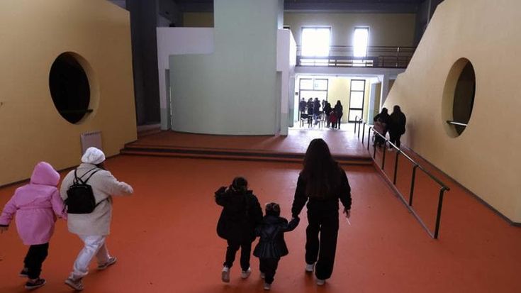 Napoli, scuola chiusa nel rione Incis:dai bagni liquami in classe