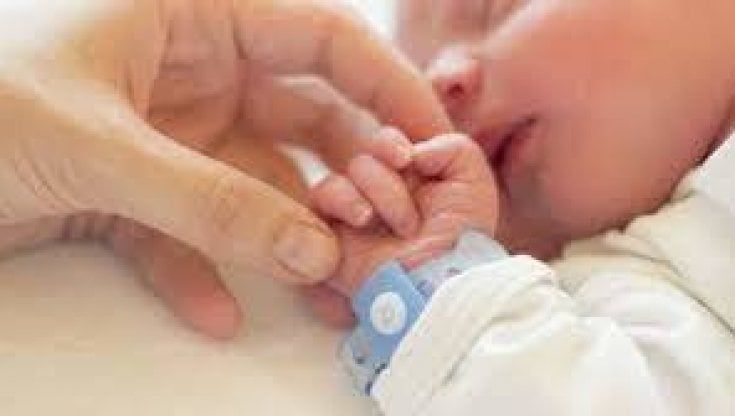 Neonato morto soffocato, esami tossicologici sulla madre 