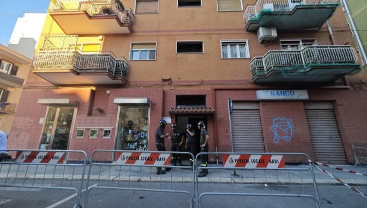 Bari, evacuato palazzo in via Giulio Petroni per rischio crollo: vigili del fuoco al lavoro