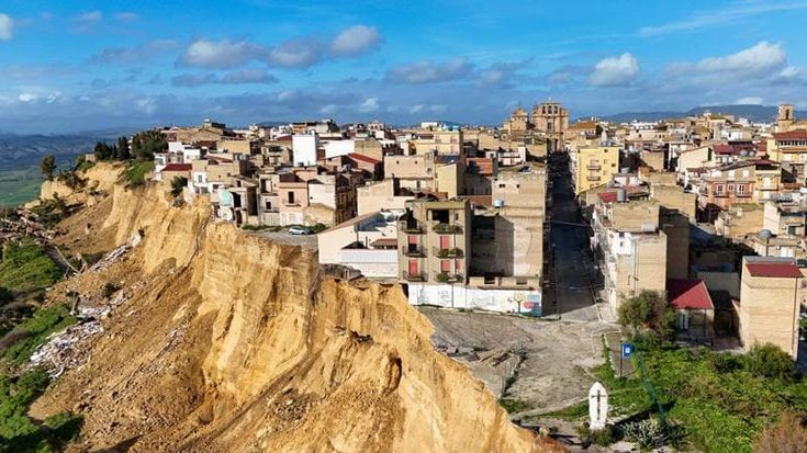 Non solo Niscemi. Più di mille frane in Italia, il Paese con i piedi d’argilla
