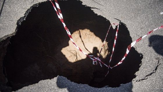 Roma, maxi voragine alla Montagnola: traffico in tilt 