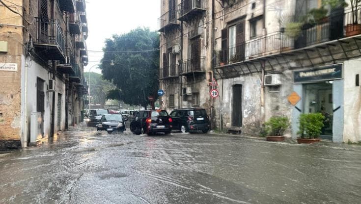 Continua il maltempo a Palermo, disagi a Punta Raisi. Ad Altofonte crollato un solaio