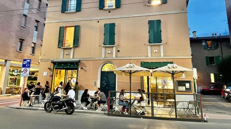 Via Andrea Costa, la rinascita dopo l’alluvione: col Forno Brisa, ma anche vecchi bar e alimentari