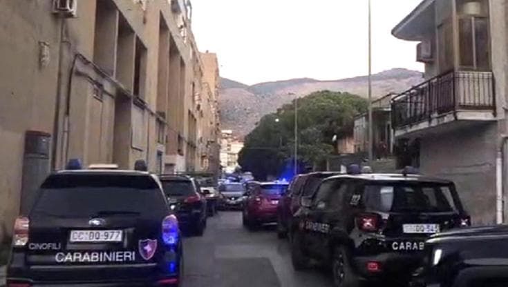 Nove chili di hashish e cocaina nel freezer di casa, arrestato spacciatore allo Zen