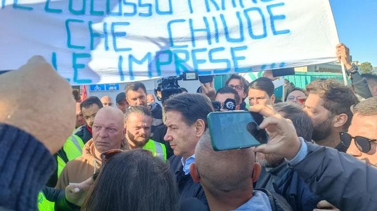 Stellantis, operai a rischio licenziamento protestano a Pomigliano. E Conte improvvisa comizio