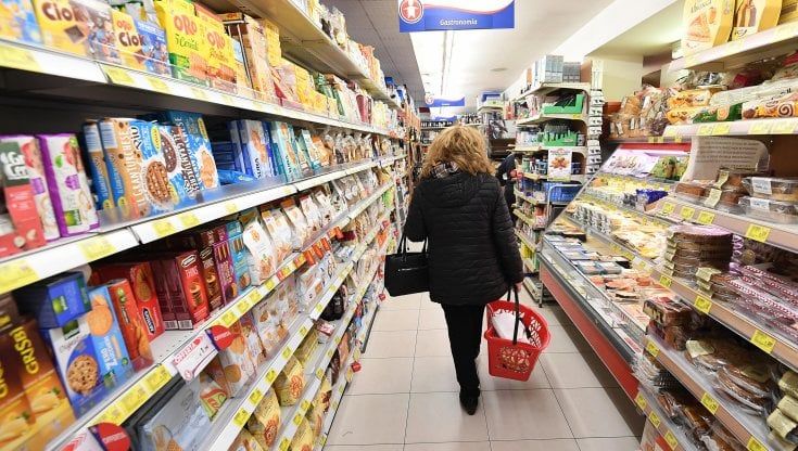 Per fare la spesa il punto vendita è irrinunciabile: 3 su 4 non hanno mai comprato online