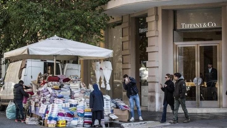 Via i venditori ambulanti in centro storico e Prati Ecco i caldarrostai hi-tech