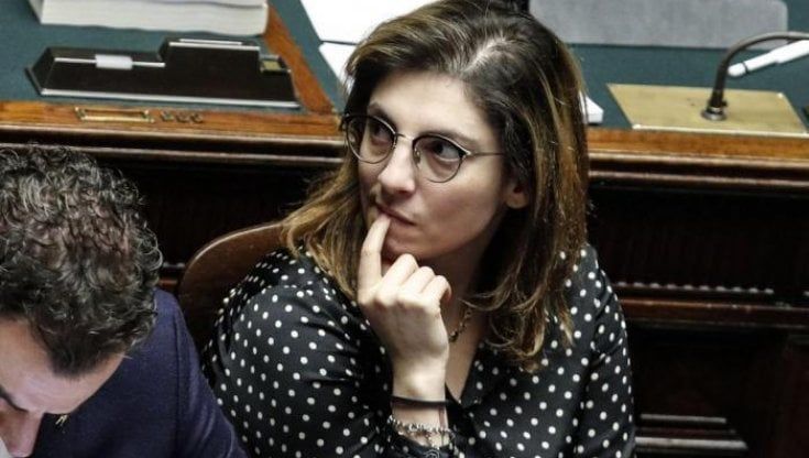 Offese sessiste a una giovane barista, processo a Laura Castelli dei 5 Stelle: in aula anche Fassino