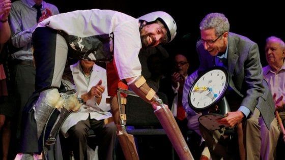 Dall'auto-colonscopia alle mosche nel vino: IgNobel 2018, i premi più pazzi della scienza