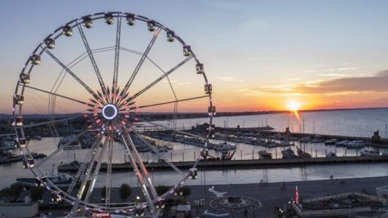 Bari, per Natale spunta una grande ruota panoramica sul lungomare: 28 cabine per 160 persone