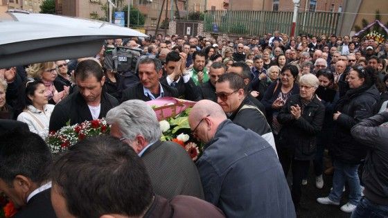 Ilva, folla ai funerali dell'operaio. Il parroco: "Siamo stati illusi"