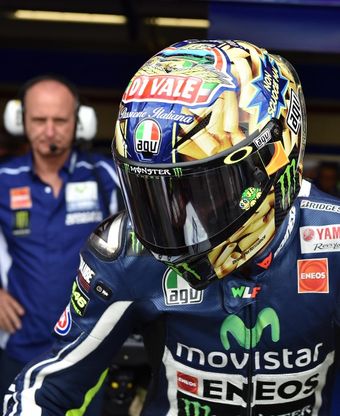 Il nuovo casco di Rossi: ''La pasta di Vale non scuoce mai''