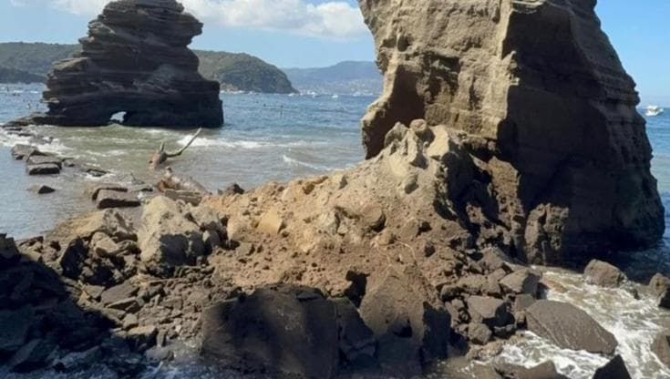 Procida, crolla una parte di uno dei faraglioni: l'area era già interdetta