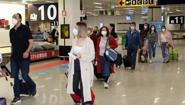 Green pass europeo, la proposta della Commissione: "Valido dopo 14 giorni dall'ultima dose di vaccino. Per i guariti dura 180 giorni"