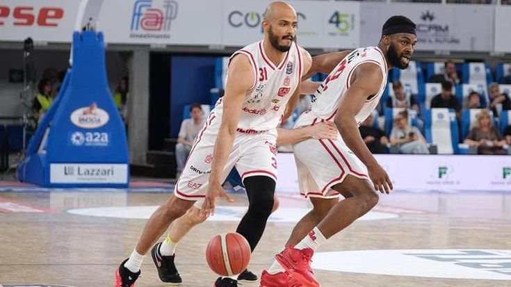 Basket, l’Olimpia cede a Brescia dopo il testa a testa: Gara 2 alla Germani per 85 a 79