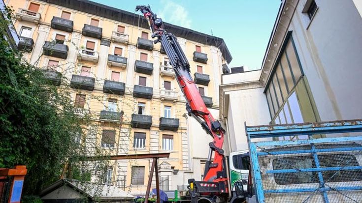 Funicolare di Chiaia, in azione la maxi-gru: “Accelerare i lavori”