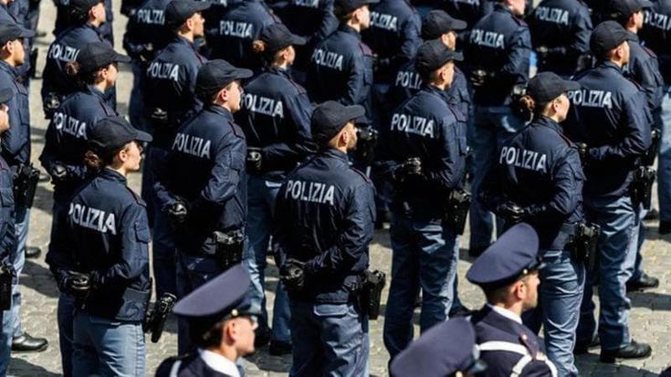 La Corte Ue contro la polizia italiana: “Vietare tatuaggi e l’obbligo di gonna discrimina le donne”