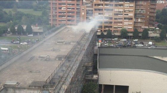 Dieci indagati a Milano per il rogo nel palazzo del degrado di via Adriano: "Raid punitivo"