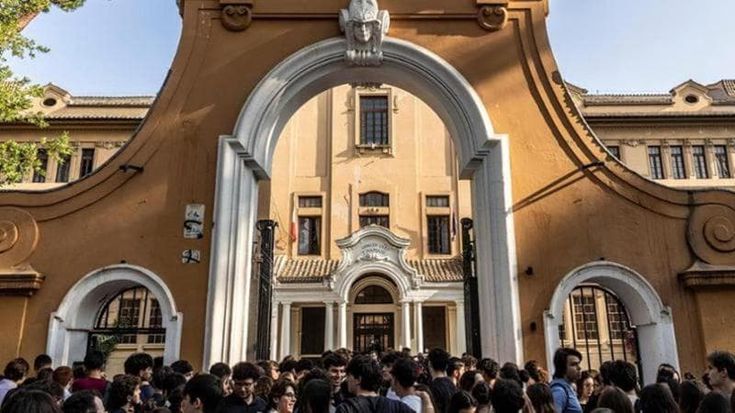 Liceo Mamiani in overbooking, il trucco per iscriversi: “Studenti ‘vivono’ negli studi dei genitori”