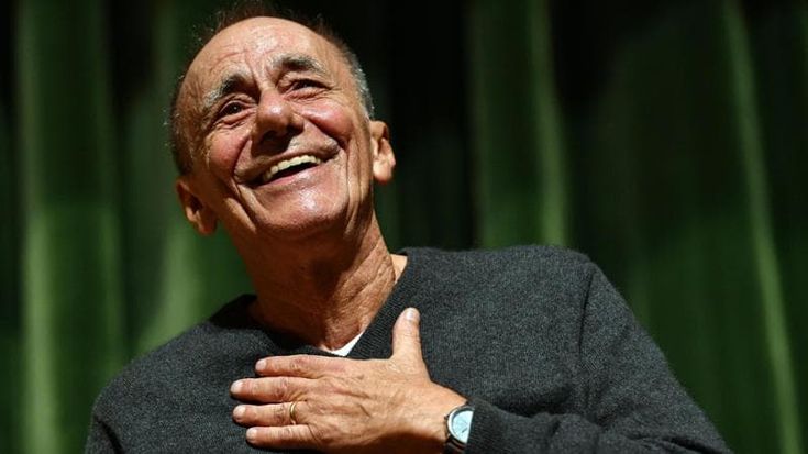 Vecchioni canta l’ultimo album “L’infinito”, canzoni di successo senza streaming