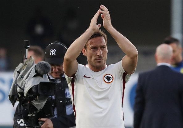 Chievo-Roma: Totti entra in campo, ovazione del Bentegodi
