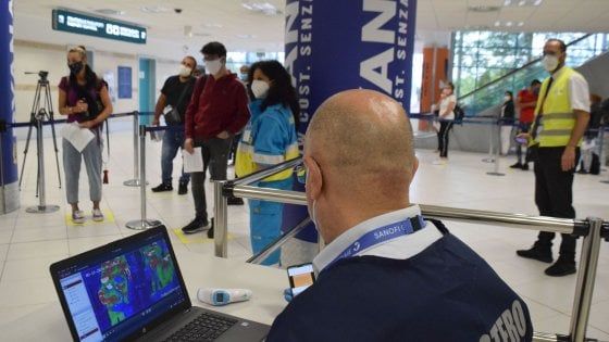 Bari, supera i controlli e sale sull'aereo senza carta d'imbarco: multa da 2mila euro e inchiesta interna