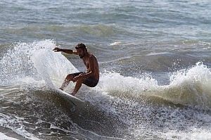 L'onda della solidariet&agrave;<br />cura i bambini col surf
