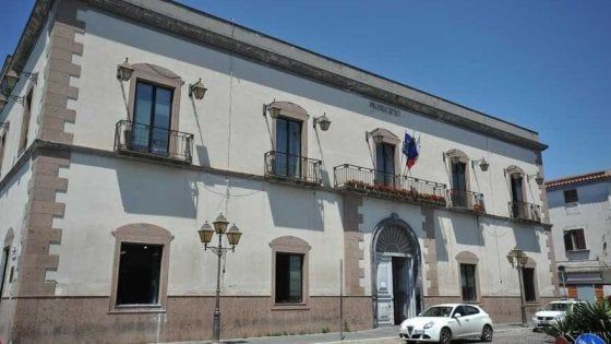 Castel Volturno, prestazioni sessuali in Comune in cambio di licenze edilizie: sette ordinanze