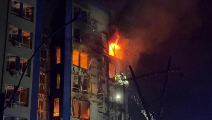 Zaporizhzhia in fiamme: droni russi colpiscono case e feriscono quattro persone