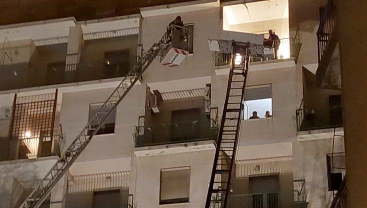 Foggia, bara resta sospesa in aria per 5 ore: si rompe montacarichi delle pompe funebri e intervengono vigili del fuoco