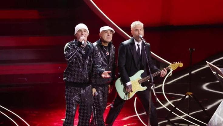 Sanremo 2023, il grido pro cannabis di Fedez e degli Articolo 31: "Giorgia, legalizzala"