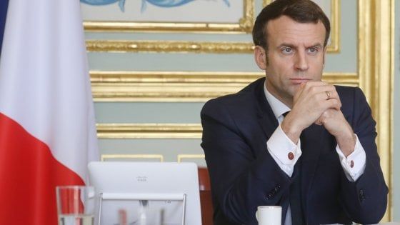 Macron lancia lo scudo anti-crisi: orari di lavoro allungati, sussidi a lavoratori e sostegni alle imprese 