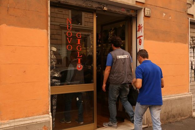 Blitz all'Esquilino: sempre pi&ugrave; irregolarit&agrave; nei negozi cinesi
