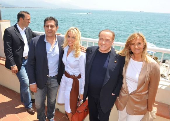 Berlusconi ad Ameglia con Toti, pranzo e passeggiata