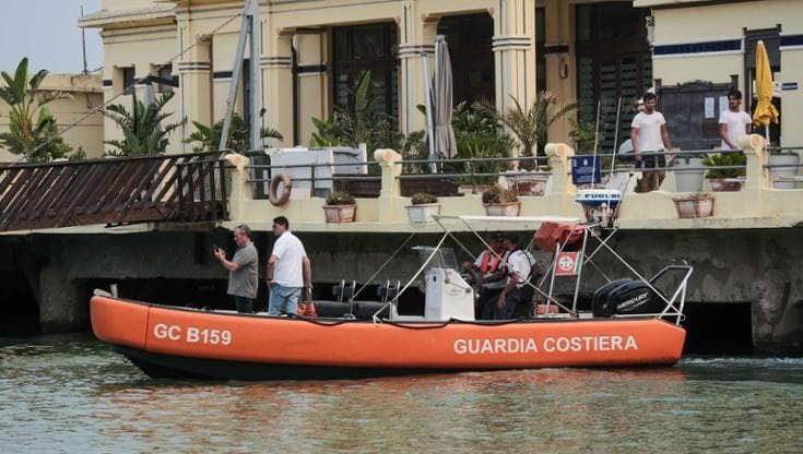 Il mare di Mondello torna pulito. Ora controlli casa per casa, obiettivo: trovare chi l’ha inquinato