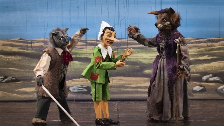 Pinocchio al Piccolo Teatro: mascherine per gli operatori che 'muovono' le 150 marionette