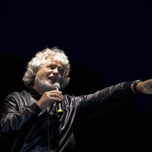 M5S, Casaleggio a Roma per i dissidenti. Grillo contro Renzi: "Dittatura benedetta dal Colle"