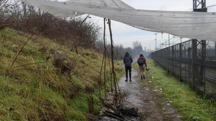 “Sparano? È la normalità”. Passi svelti e occhi bassi la vita vicino al boschetto della droga