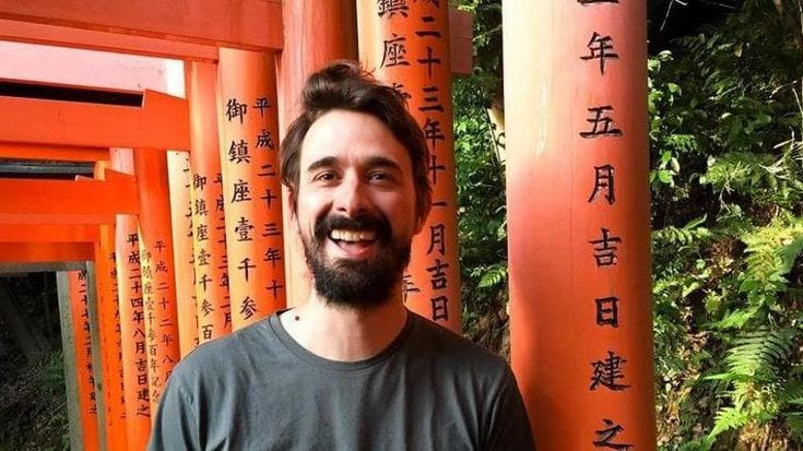 Davide Iacopini, operato l'attore aggredito dalla banda della minicar: “Caduto dopo un calcio”
